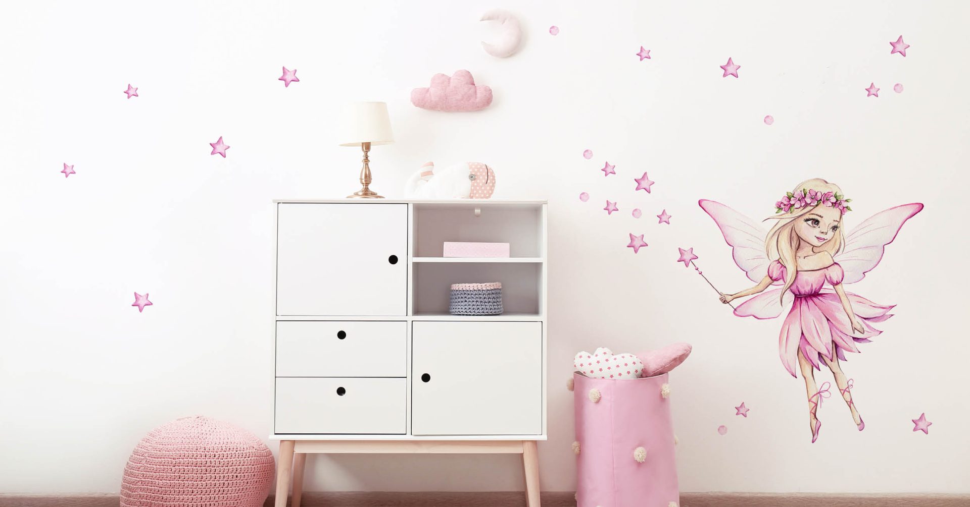 Tekstilne zidne naljepnice za dječju sobu "Fairy Tale Pink" by HIA Workshop s motivom vile okružene zvijezdama u ružičastoj boji, idealna za dekoraciju dječje sobe.